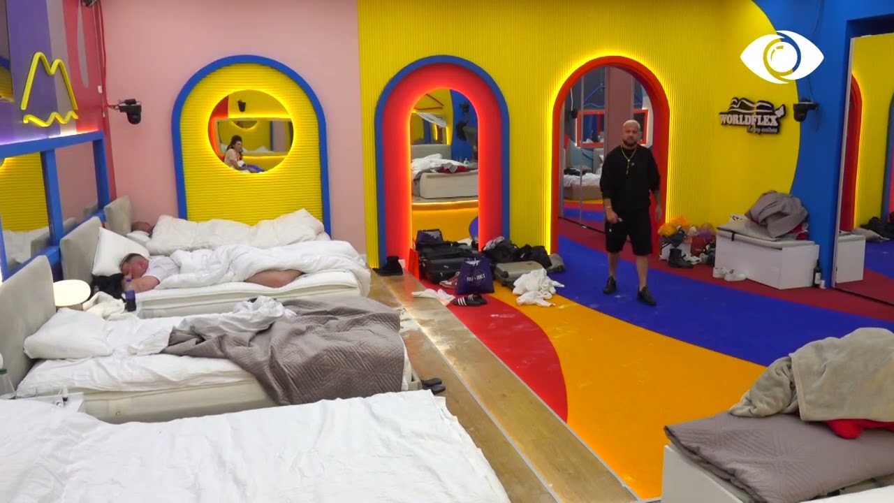 Rrëmuja në dhomë/ Luizi këndon pranë Ronaldos teksa ai fle