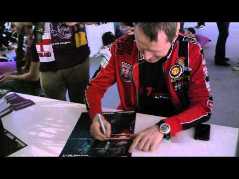 DH Winter 11: White-Ra signing autographs