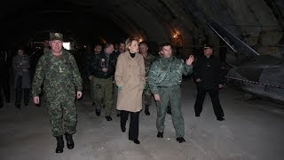 preview picture of video 'Ministrja Kodheli inspekton Bazën Ushtarake Ajrore në Kuçovë'