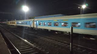 preview picture of video 'Hasdeo Express Arriving in BILHA STATION हसदेव एक्सप्रेस का बिल्हा स्टेशन में आगमन'