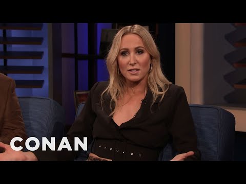 尼基-格拉澤不介意微陰莖--CONAN在TBS上。 (Nikki Glaser Doesn’t Mind A Micropenis - CONAN on TBS)