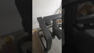 Posilovací stroj na biceps