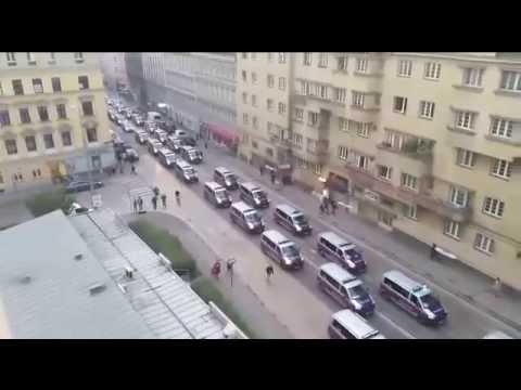 Die RHR beobachtet die Polizei: Anreise der Ajax-Fans im Polizeikessel