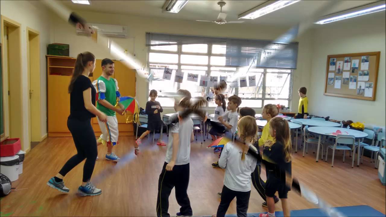 Nível 5B aprende sobre frevo com bailarino