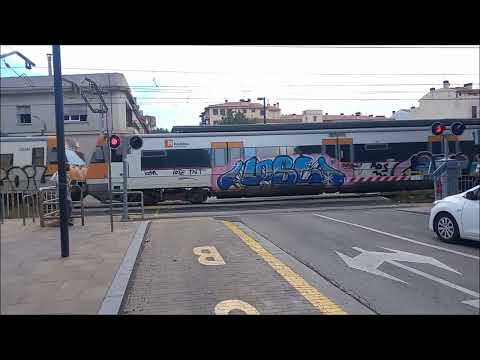 Paso a nivel con barreras en Figueres (1/2)