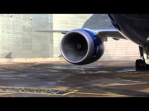  Rolls Royce Trent 1000 turbine sucking moisture from the ground during test run.