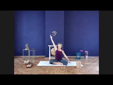 Fließende Hatha-Yoga Stunde mit Svenja (Praktische Prüfung der Yogalehrerausbildung 2018-2020)