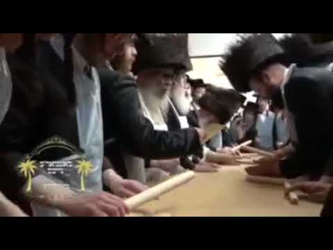 Satmar Rebbe Baking Matzah Erev Pesach 5782