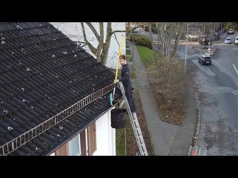 Deine-Dachrinne.de | Dachrinnenreiniger mit Teleskopstiel im Einsatz