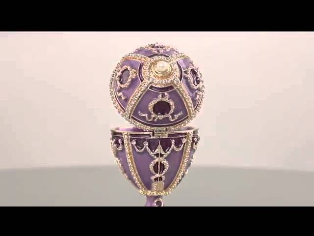 Vídeo relacionado con danila-souvenirs Huevo al estilo Fabergé de coronacion imperial/Caja de Joya con carruaje 6,5 cm rojo