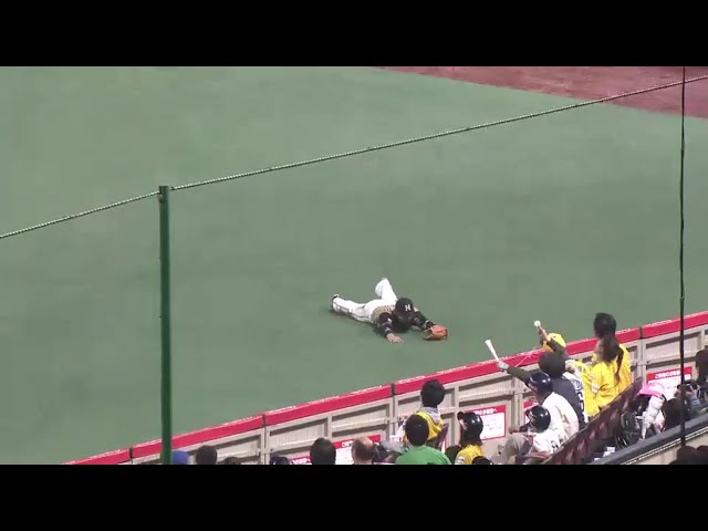 【4回裏】打球はライト線際に落ち...ない!! ファイターズ・近藤がダイビングキャッチ!! 2016/4/23 H-F