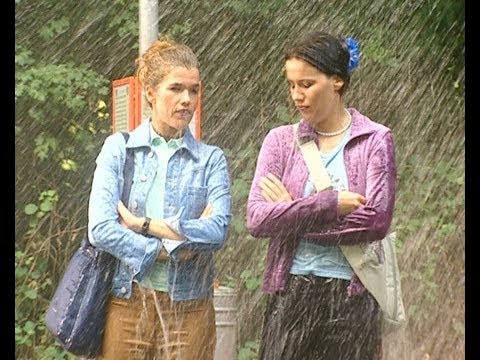 Nass gemacht an der Haltestelle - Ladykracher