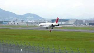 preview picture of video '飛行機の離着陸090720  itami　airport'