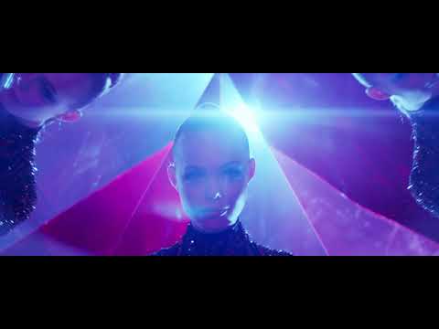 Jesse's Transformation - The Neon Demon 2016 - Beautiful assault on the senses!