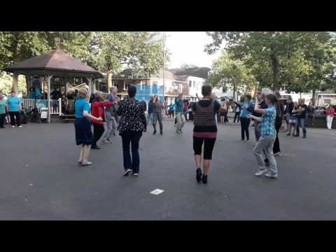 Volksdansen op het Plein in Houten.