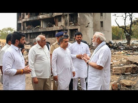 Indiens Premierminister Narendra Modi besucht Absturzstelle der Air India in Ahmedabad