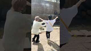 - 外でなにやってるの…