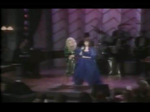 DOLLY PARTON & LORETTA LYNN- SING A MEDLEY OF LORETTA'S HITS