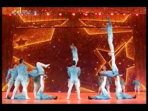 Incredible Performance of Chinese Acrobat Troupe