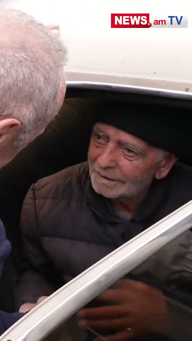 Նստի, դու նստի. Ռոբերտ Քոչարյանը չթույլատրեց մեքենայից իջներ տարեց քաղաքացին, ինքը մոտեցավ նրան