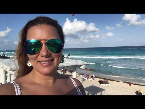 Óleo Cancun Playa Pool area and swim up bar