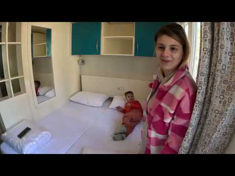 Casute din lemn la malu marii.  Camping la mare.