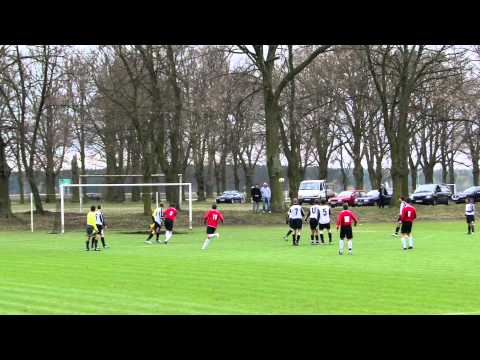 Spójnia -- Piast Karnin. Rzut wolny Piasta i obrona Patryka Sali.