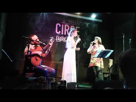 Cristina Birchner, Cecilia Todd y Manu Navarro en guitarra