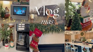 Vlogmas Day 11 🎄 Cozy Christmas Decorating + Packing for My Birthday Trip & Picking My Airport Books
