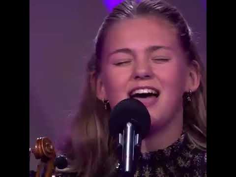 Alle stoelen omgedraaid voor Bente bij The Voice Kids