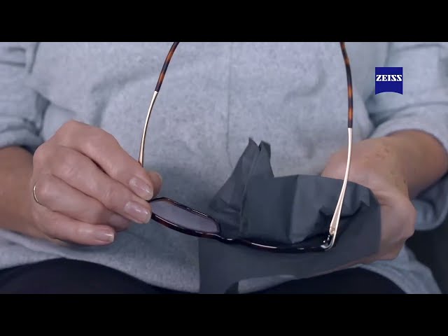 Vídeo relacionado con ZEISS Toallitas de limpieza de gafas con alcohol 200 unidades para una limpieza suave y profunda de tus gafas. Cada paño se empaqueta individualmente. Ideal para viajes o viajes