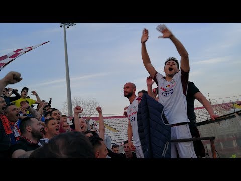 Jucatorii Rapidului urca in peluza si canta alaturi de  galerie