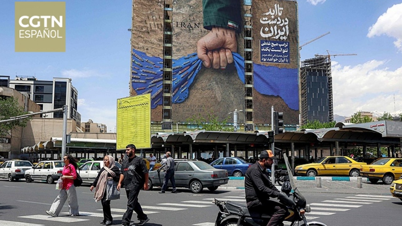 Irán denuncia que EE. UU. atacó dos barcos iraníes cerca del estrecho de Ormuz y zonas civiles