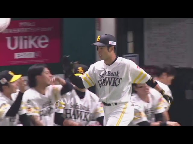 【2回裏】直球を振り抜いた!! ホークス・近藤健介 ファンの待つライトへのソロHRで先制!!  2024年6月2日 福岡ソフトバンクホークス 対 広島東洋カープ