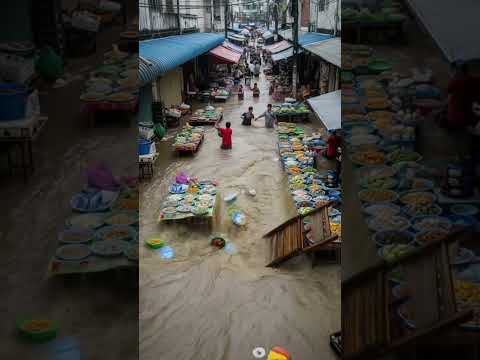 Flash Flood Sweeps Through Street Market — Chaos Caught on Camera #shorts #flood #disaster #viral