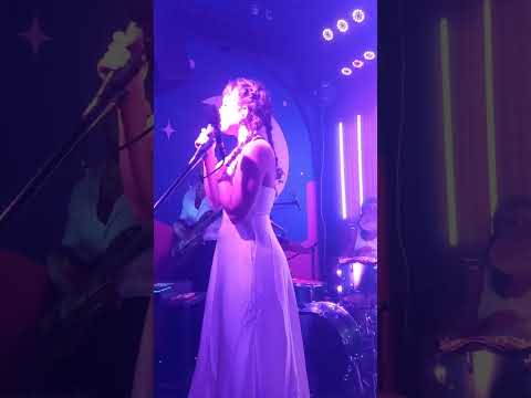 Chuva de Caju - Julia Mestre