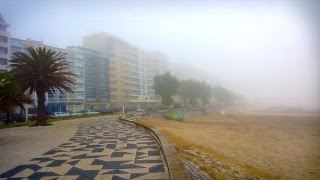 preview picture of video 'Início do dia com nevoeiro na Praia e frente de mar da Figueira da Foz/Buarcos'