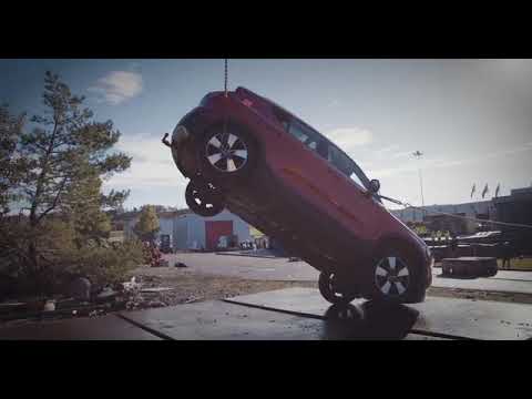 Le auto precipitano da 30 metri: il crash test estremo di Volvo
