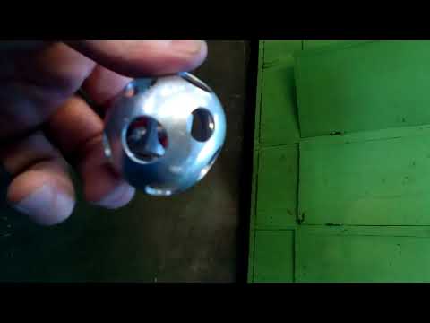 Токарь Миша выточил на токарном станке куб в шаре.