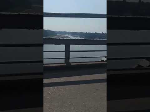 PASANDO RIO CON UN PUENTE LARGO.