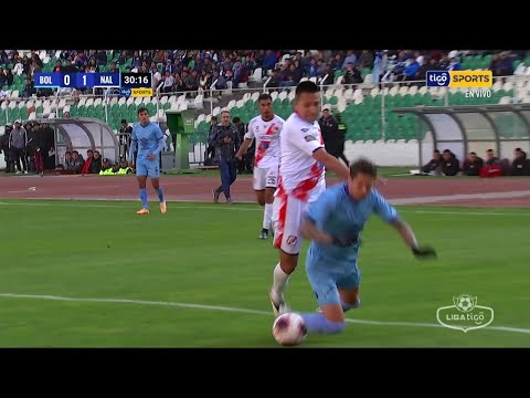 33' Patricio Rodríguez caía en el área, el juez cobró penal a Bolívar, pero revirtió su decisión.