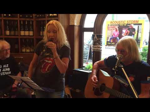 Acoustic Storm: Mary Jane singt "Harley Davidson" von Brigitte Bardot