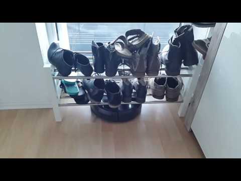 Der Ecovacs Deebot R95 saugt unter Schuhregal und bleibt dann an Teppich hängen