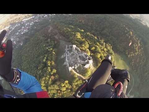 Jedinečné zábery paraglidistu: Takto si to namieril ponad brekovský hrad!