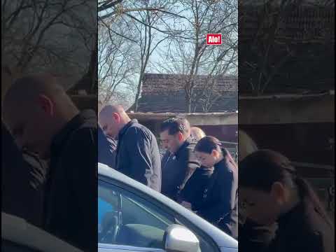 DA TI SRCE PUKNE: Darko Lazić van sebe, plače i mazi kovčeg i sve vreme se obraća pokojnom bratu