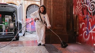 Ugolini pulisce i portici: «Alcuni punti sono inavvicinabili per la puzza, collaboriamo per il de...