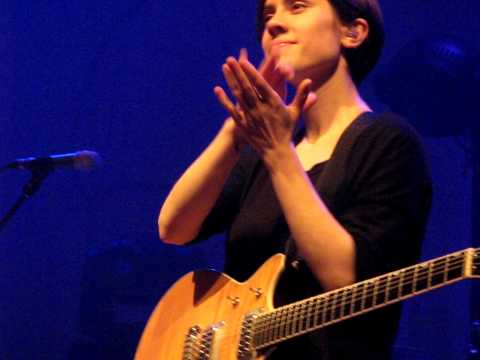 24/24 Tegan & Sara - Sara Lip Syncing For Tegan + Living Room @ Royal Oak Theatre, Detroit
