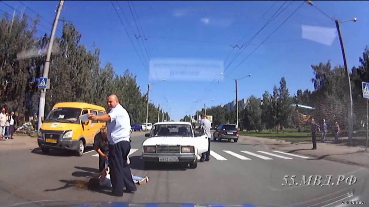 В Омске «ВАЗ-2107» сбил девушку на глазах сотрудников ДПС