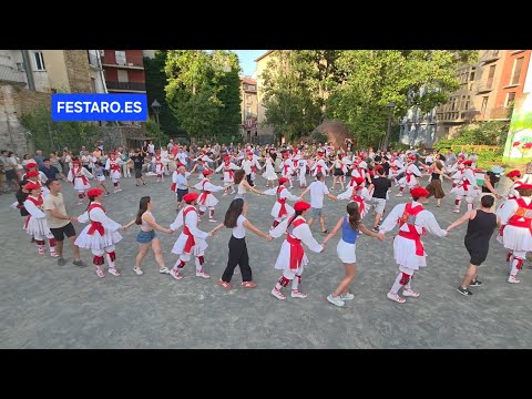 La soka-dantza de Duguna vuelve a teñir de magia la noche de San Juan en el Casco Viejo de Pamplona