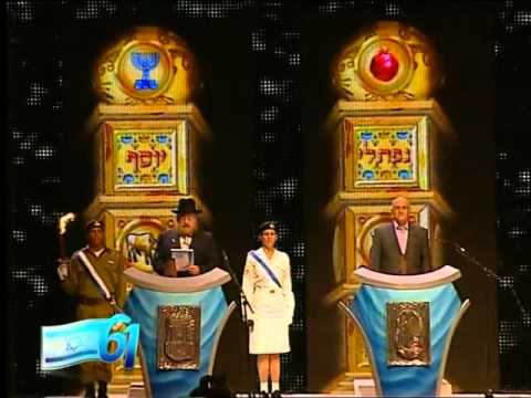 החזן חיים אדלר בטקס הדלקת המשואה בהר הרצל - כמייצג הציבור הדתי והחרדי בעיר תל אביב - שנת 2009